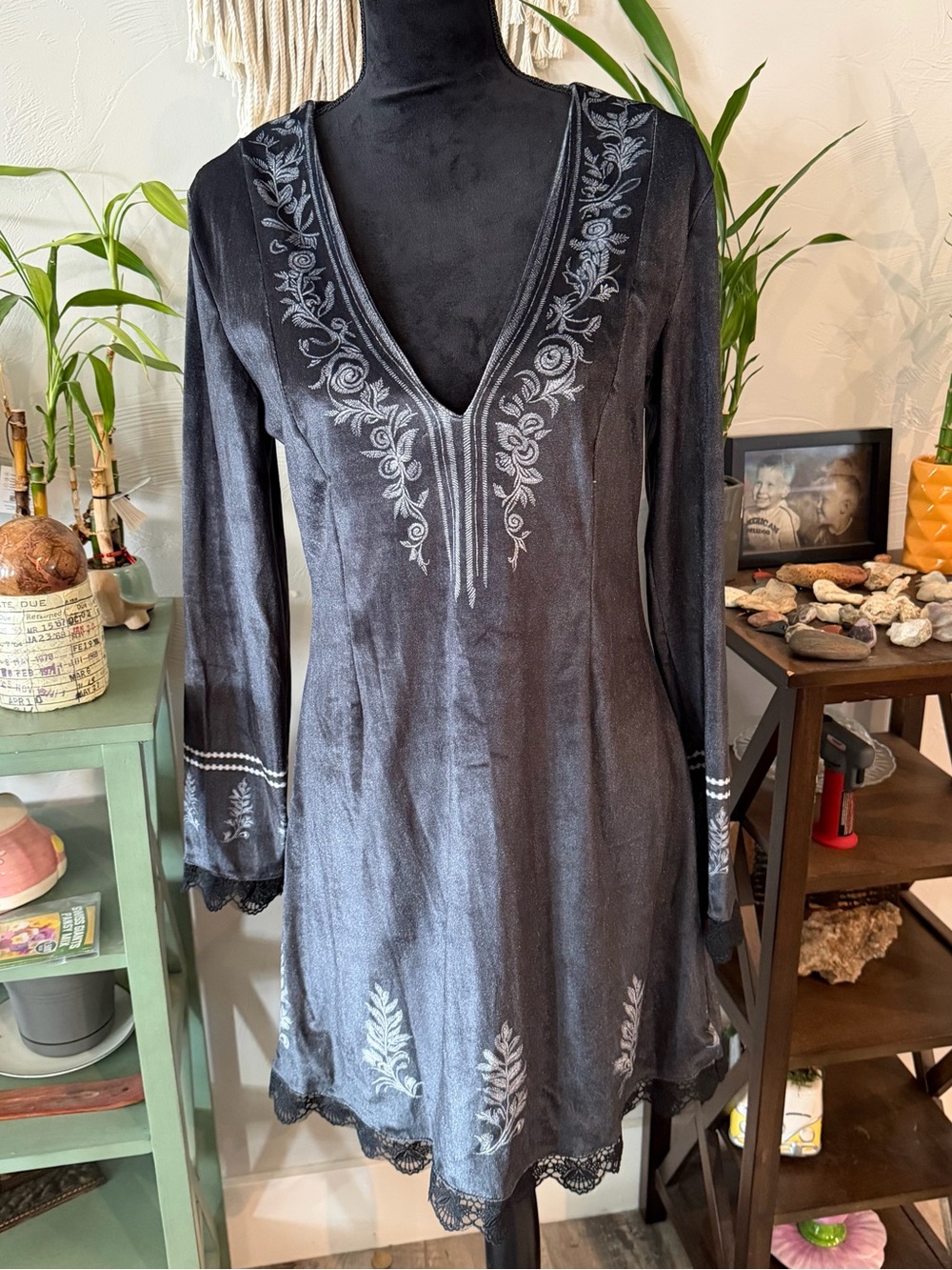 Women’s Black Velvet V-Neck Tunic Dress Lace Trim